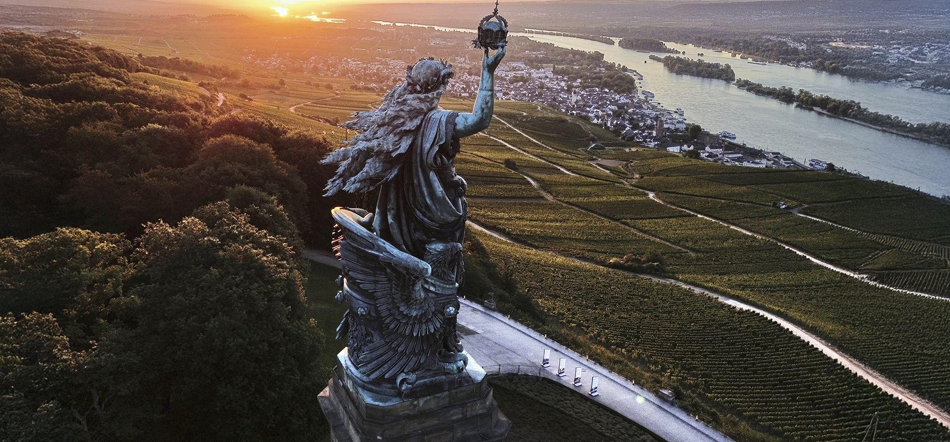 La figura de Germania decora la cima del monumento de Niederwald, construido para conmemorar la fundación del Imperio Alemán en 1871, sobre los viñedos y la ciudad de Rüdesheim, Alemania, el lunes 25 de agosto de 2025. (Foto AP/Michael Probst) La figura de Germania decora la cima del monumento de Niederwald, construido para conmemorar la fundación del Imperio Alemán en 1871, sobre los viñedos y la ciudad de Rüdesheim, Alemania, el lunes 25 de agosto de 2025. (Foto AP/Michael Probst)