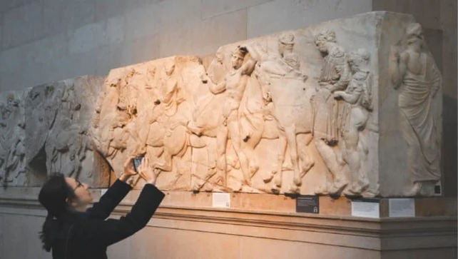 Los famosos mármoles tallados del Partenón, saqueados por Inglaterra y jamás devueltos a Grecia. 
