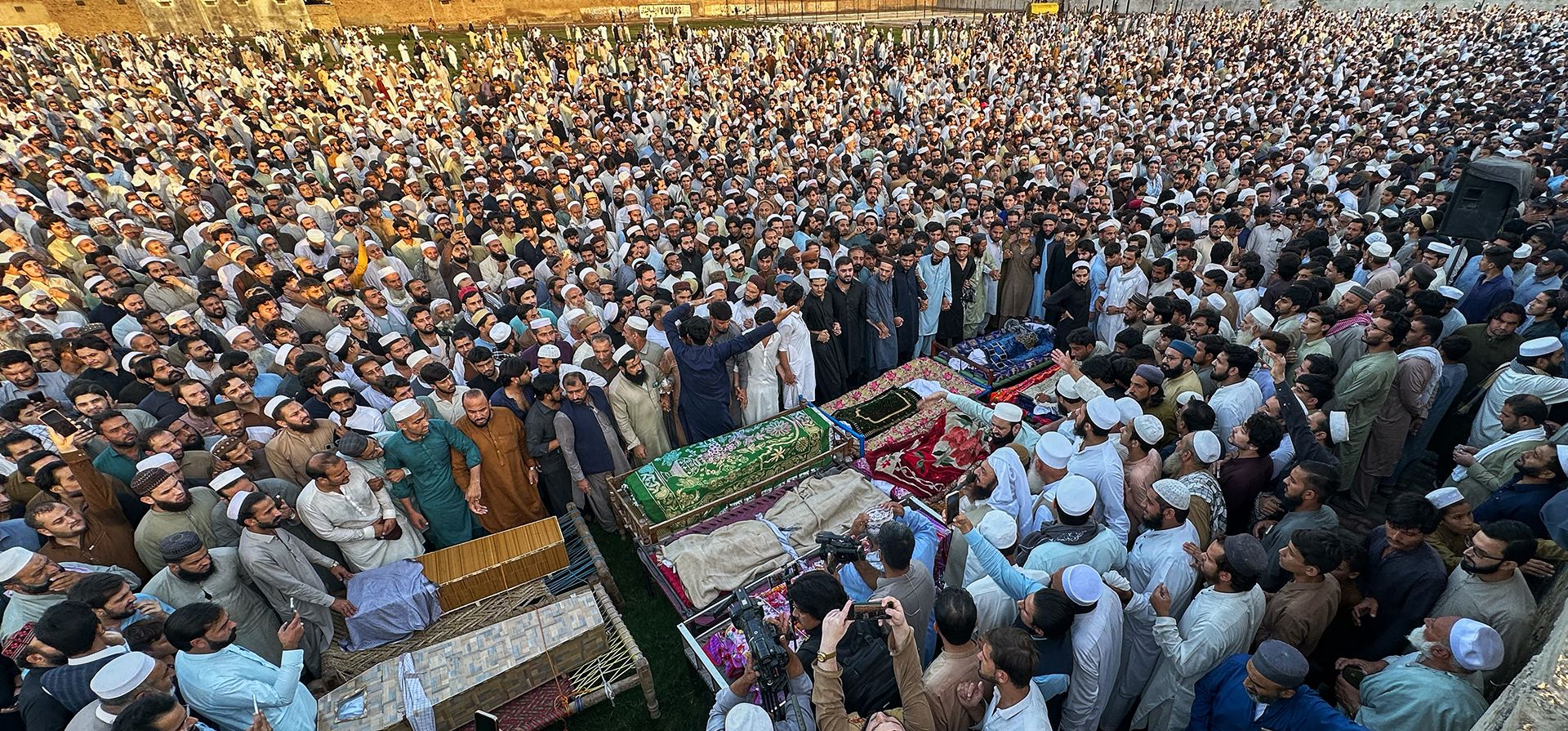 Familiares y amigos asisten a las oraciones fúnebres de los niños que murieron al derrumbarse el techo de una escuela privada en Peshawar, Pakistán, el jueves 15 de octubre de 2026. (Foto AP/Maaz Awa)