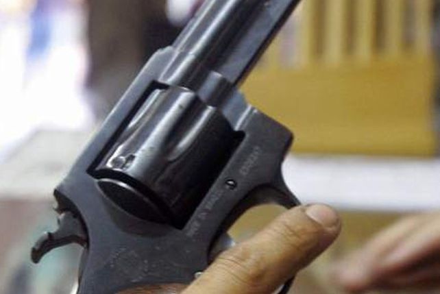 Hizo la cola, pagó una boleta y antes de irse robó a punta de pistola