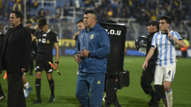 Jorge Almirón se retira del Gigante. El DT de Central dijo que generaron mucho en el primer tiempo.