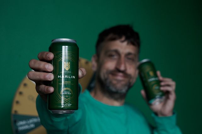 La cerveza fue el primer producto que lanzaron juntos, tienen 15 mil latas en stock para comercializar.