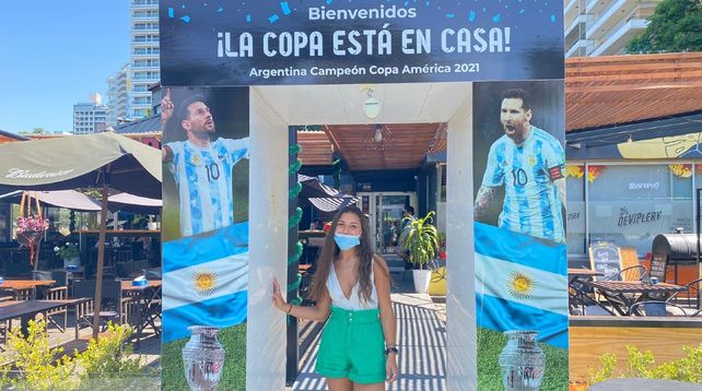 Manuela en una visita a Rosario y en el bar de Lionel Messi
