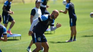 Carlos Quintana sufrió una molestia ante River y tuvo que salir en el entretiempo. Es una de las dudas para el domingo.