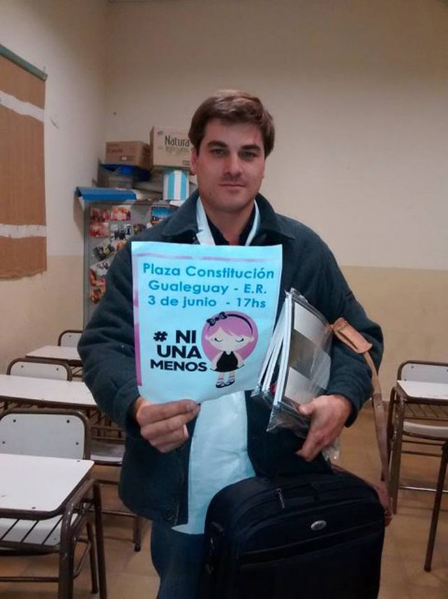 La vocación. El docente da clases gratis en Puerto Ruíz. Foto gentileza: Luis Gimenez Beresiartu