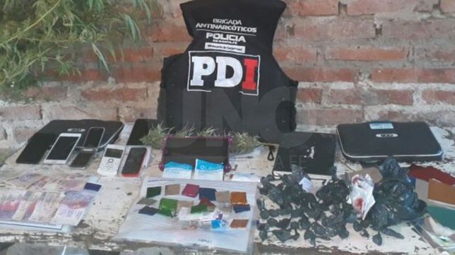 Mirá cómo caen dos vendedores de drogas en el barrio Scarafía