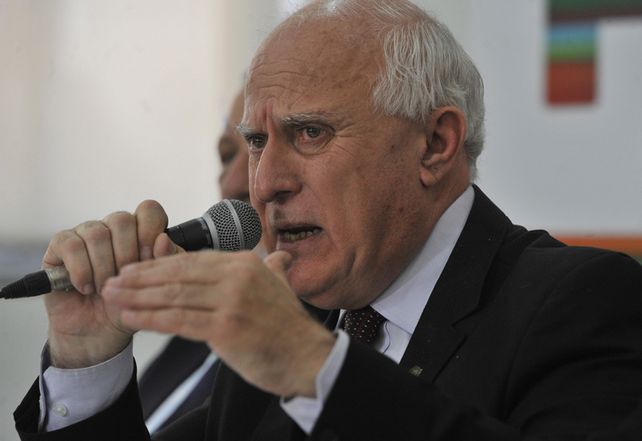 Ofuscado. El gobernador dio una dura conferencia ayer y renovó sus críticas a la ministra de Seguridad nacional.