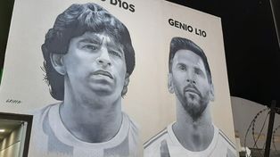Juntos. Diego Maradona y Lionel Messi, ambos retratados por el artista Gabriel Griffa, en una pared externa del Club Paraná.