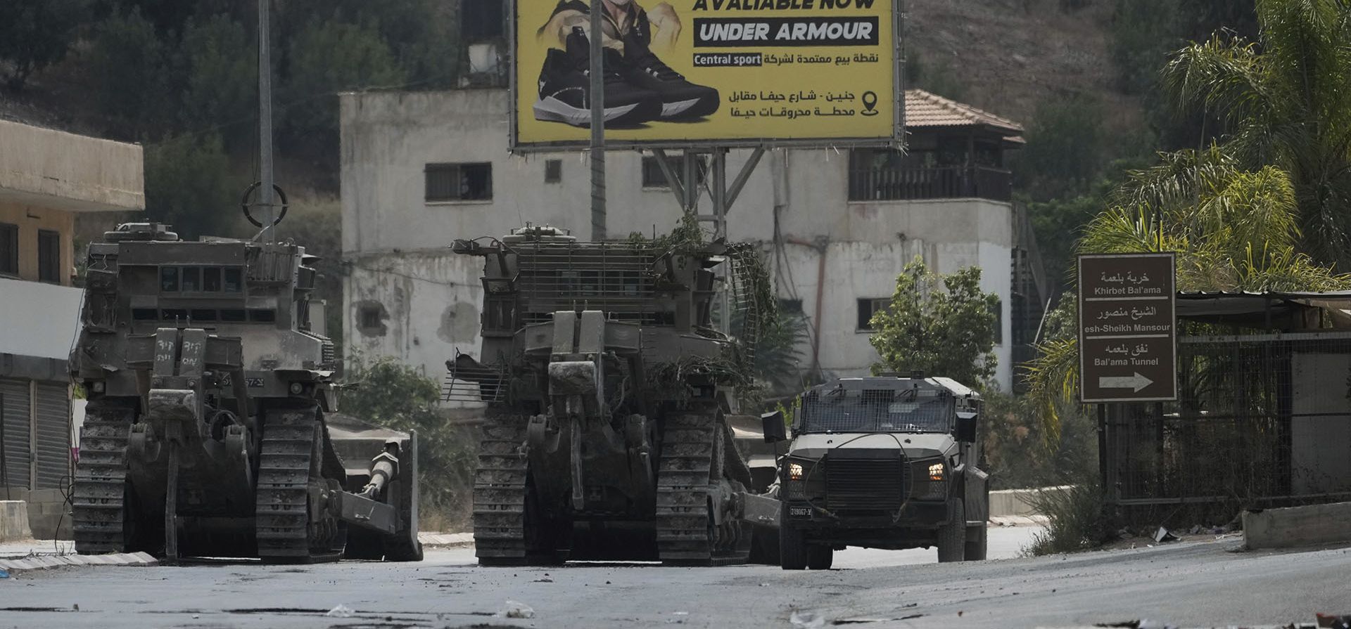 Un convoy de excavadoras militares israelíes se movilizan durante una redada del ejército en Jenin, Cisjordania, el lunes 2 de septiembre de 2024. (AP Photo/Majdi Mohammed) Un convoy de excavadoras militares israelíes se movilizan durante una redada del ejército en Jenin, Cisjordania, el lunes 2 de septiembre de 2024. (AP Photo/Majdi Mohammed)