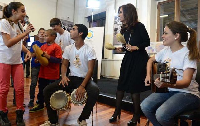 La presidenta se mostró relajada junto a los chicos cubanos. (Foto: Télam).