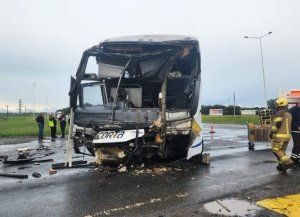 Impresionante choque entre un colectivo de pasajeros y un camión con combustible: no hubo heridos