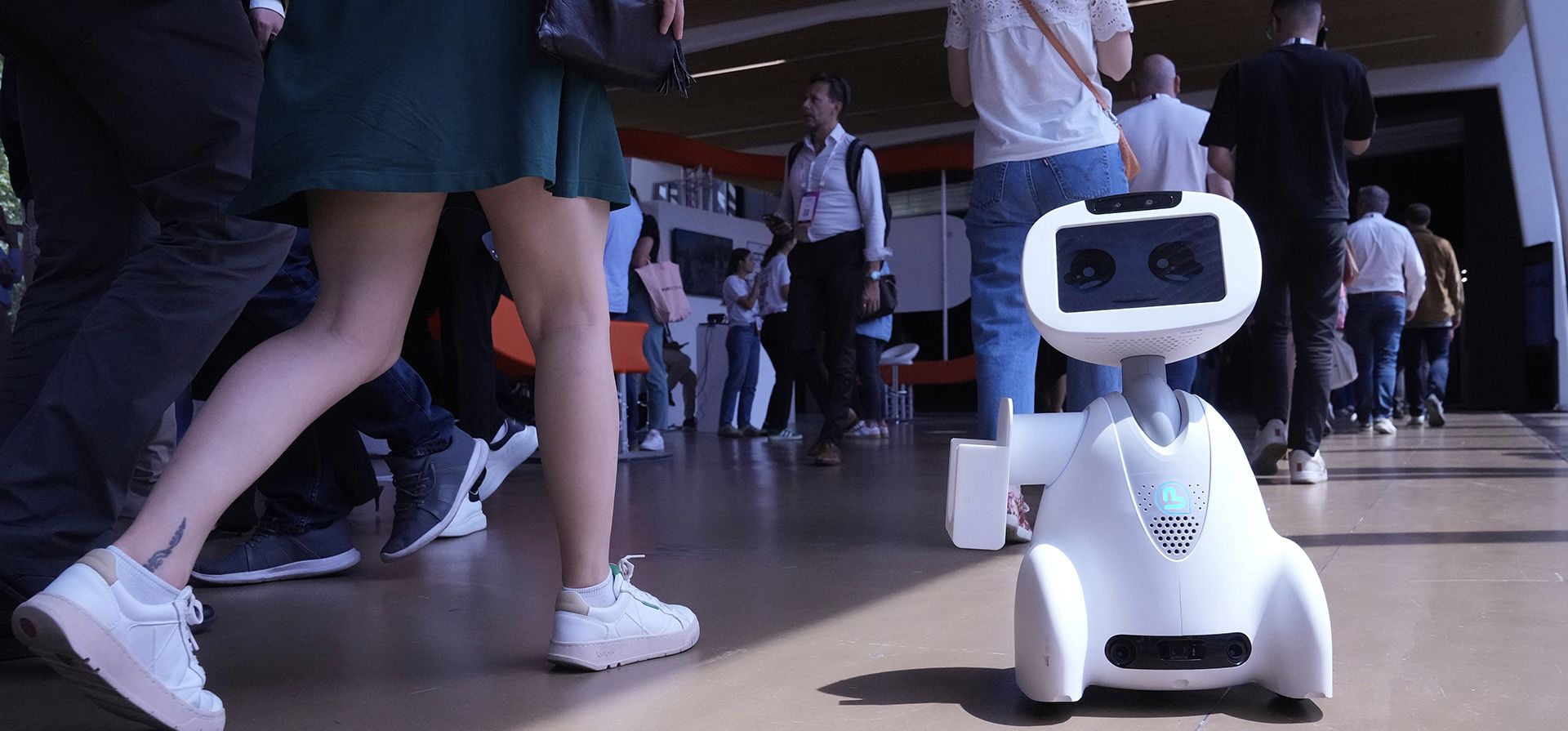 Un robot de la compañía Blue Frog Robotics se abre paso entre los visitantes de la feria Vivatech, una de las ferias tecnológicas más grandes de Europa, el miércoles 11 de junio de 2025 en París. (Foto AP/Michel Euler) Un robot de la compañía Blue Frog Robotics se abre paso entre los visitantes de la feria Vivatech, una de las ferias tecnológicas más grandes de Europa, el miércoles 11 de junio de 2025 en París. (Foto AP/Michel Euler)