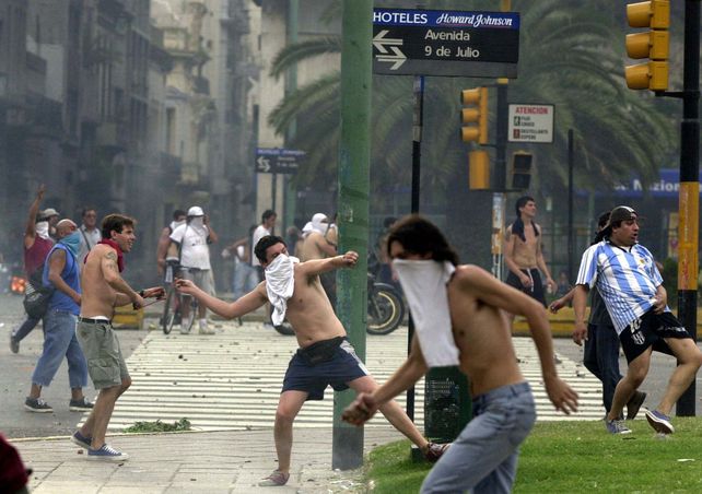 El estallido de diciembre de 2001, tras años de alza del desempleo y la pobreza.