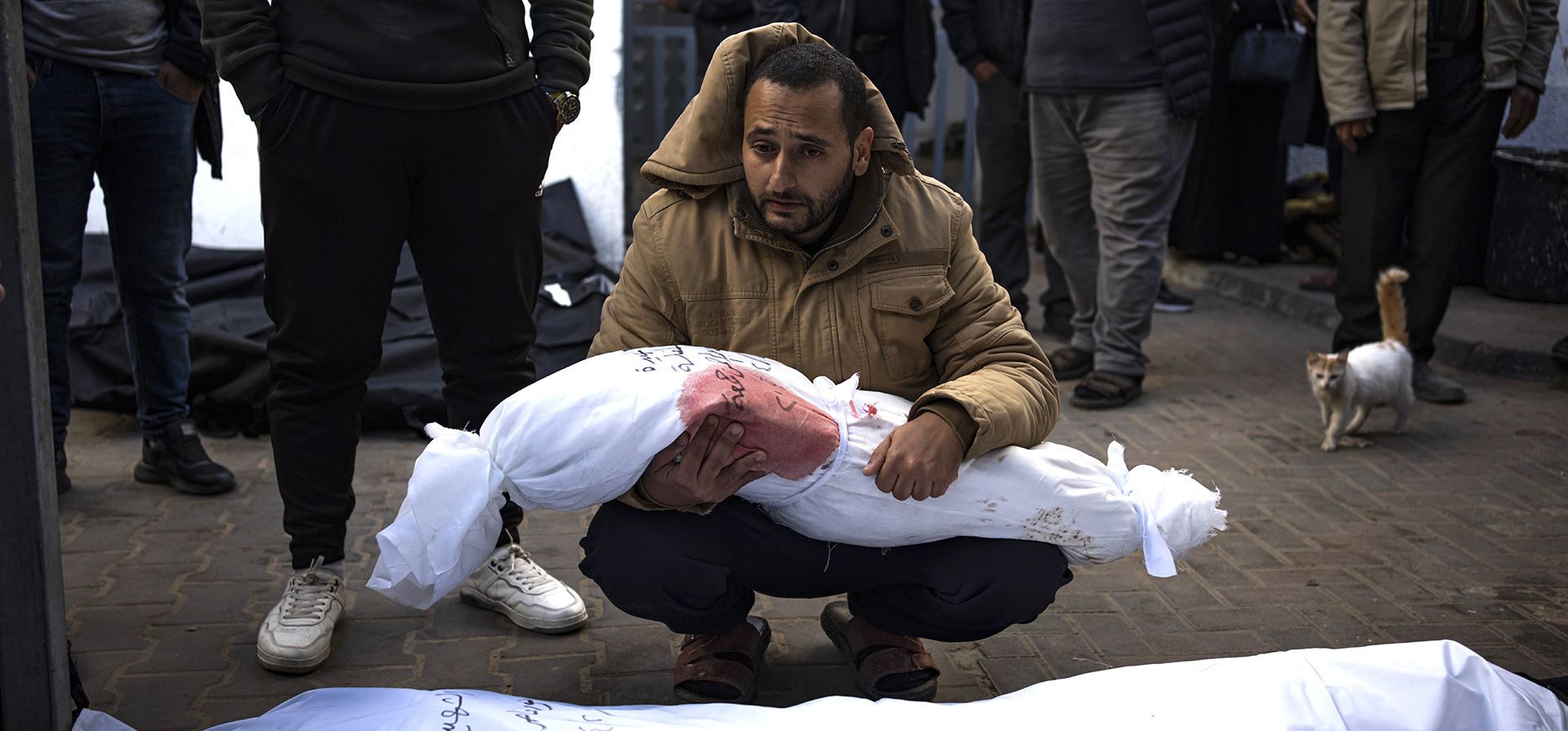 Un hombre sostiene el cuerpo de su hija que murió en el bombardeo israelí de la Franja de Gaza, en la morgue de un hospital en Rafah, el miércoles 21 de febrero de 2024. (Foto AP/Fatima Shbair) Un hombre sostiene el cuerpo de su hija que murió en el bombardeo israelí de la Franja de Gaza, en la morgue de un hospital en Rafah, el miércoles 21 de febrero de 2024. (Foto AP/Fatima Shbair)