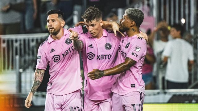 Se los dejo a ustedes. Leo Messi abraza a Robi Taylor