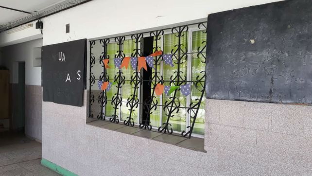 La reja de uno de los salones quedó destrozada.