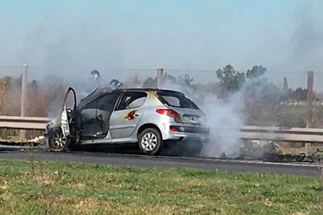 Un auto se prendió fuego en plena autopista a Santa Fe