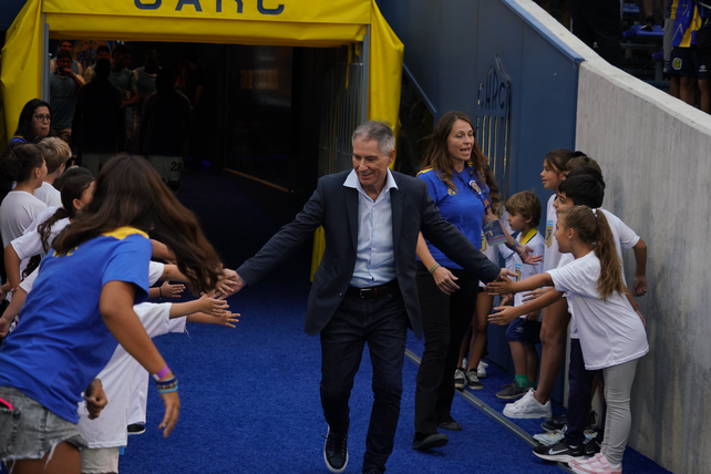 Ariel Holan recibe el saludo de los hinchas de Central en la previa del cotejo con Gimnasia.