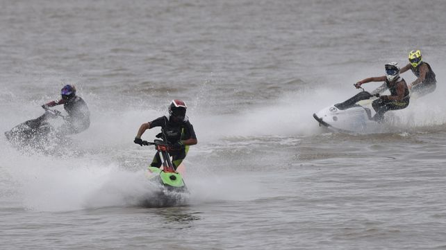 Los rosarinos buscaron la costa del rio para mitigar el calor