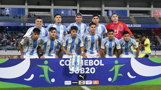 El once titular de Argentina ante Brasil, siempre con los rosarinos Juan Giménez (arriba, al lado del arquero) y Valentino Acuña (abajo, con la 17) en cancha.