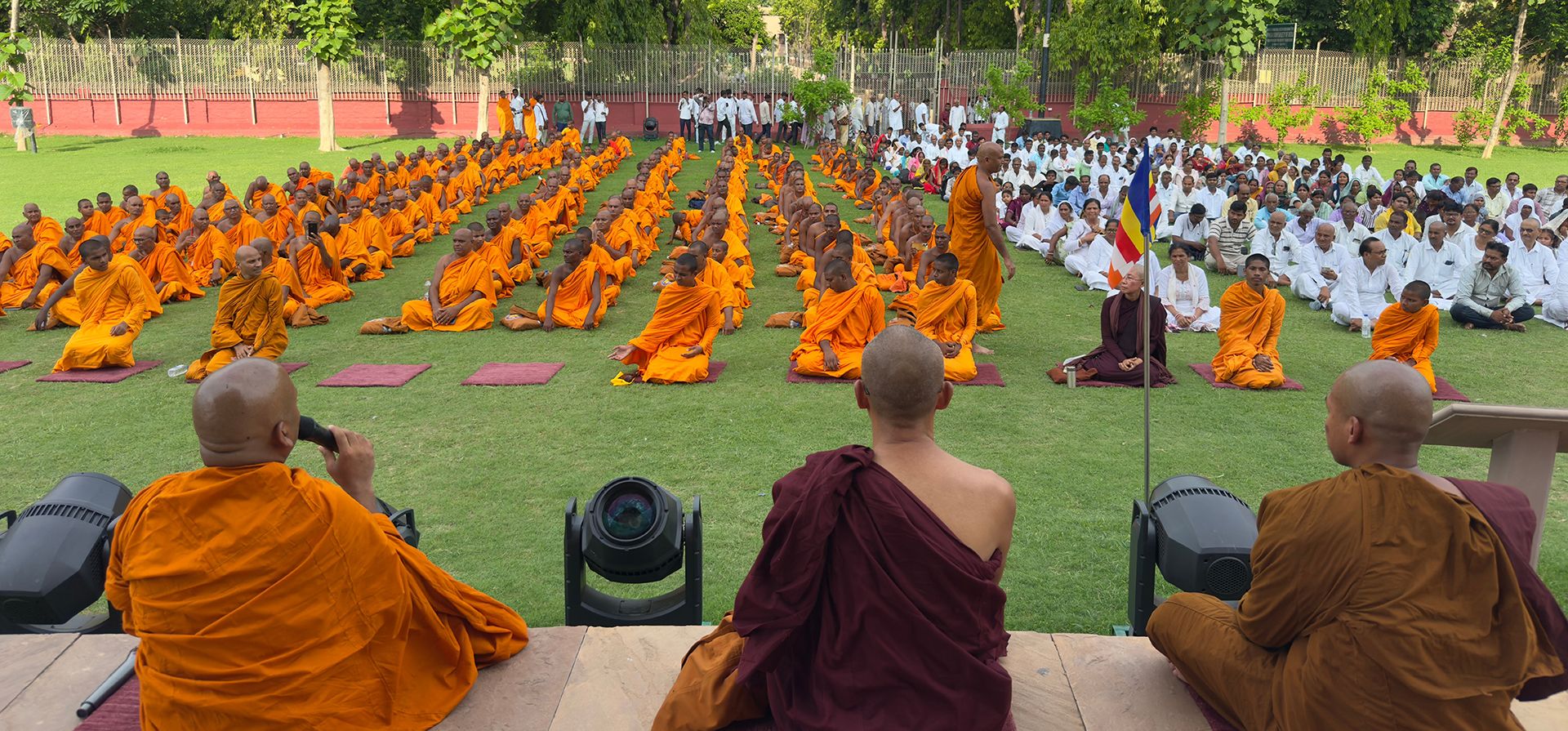 Monjes budistas rezan cerca de la estupa de Dhamek con motivo de Guru Purnima, o día de luna llena dedicado a Buda, en Sarnath Varanasi, India, el miércoles 29 de julio de 2026. (Foto AP/Rajesh Kumar Singh) Monjes budistas rezan cerca de la estupa de Dhamek con motivo de Guru Purnima, o día de luna llena dedicado a Buda, en Sarnath Varanasi, India, el miércoles 29 de julio de 2026. (Foto AP/Rajesh Kumar Singh)