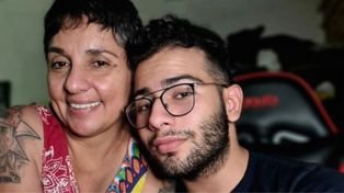 César Sena con su mamá, Marcela Acuña. Ambos están acusados junto a otras cinco personas por el femicidio de Cecilia Strzyzowski.