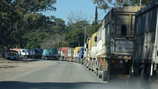 La presencia permanente de camiones en la zona afecta a los vecinos de La Ribera.