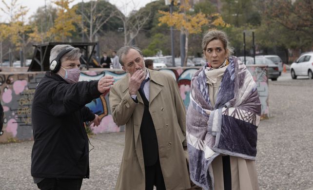 El rodaje fue el año pasado en medio de la pandemia, aquí Grosso junto a Roberto Suárez y Gilda Scarpetta. 
