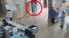 El joven policía ingresó disfrazado al hospital para intentar ver a su papá, quien había fallecido. El joven policía ingresó disfrazado al hospital para intentar ver a su papá, quien había fallecido.