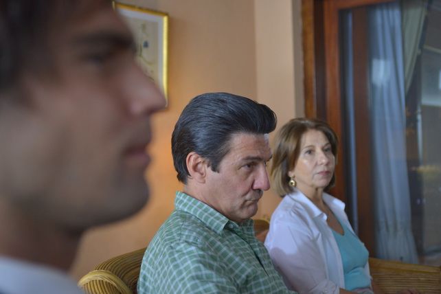Eduardo Duhalde (por César Troncoso) con su asesor personal Franco Musciari (por Nicolás Furtado) y Hilda 