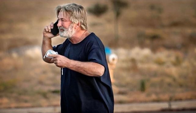El director de la película contó que&nbsp; Baldwin estaba sentado en un banco en el entorno de un edificio de una iglesia y practicando desenfundar en forma cruzada.