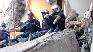 Recuperan 15 cad&aacute;veres de edificio derrumbado en Egipto