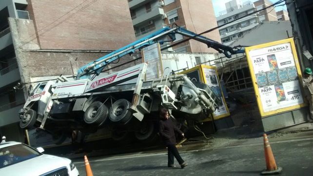 Un camión de una empresa constructora volcó y quedó apoyado sólo por sus ruedas traseras