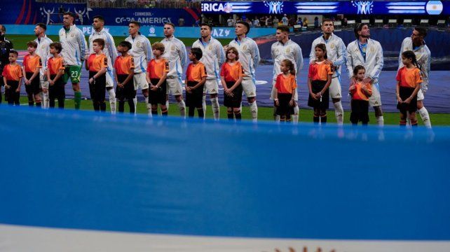 La formación de Argentina, antes de empezar el juego ante Canadá. Lionel Messi, el destacado.