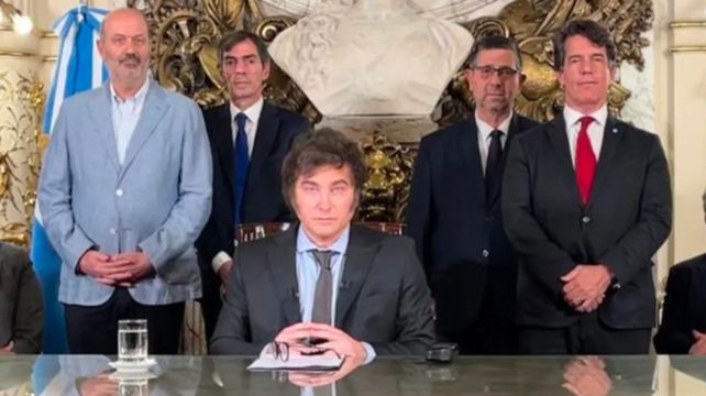 El presidente Javier Milei junto a su equipo en la presentación oficial del DNU de desregulación de la economía argentina. 