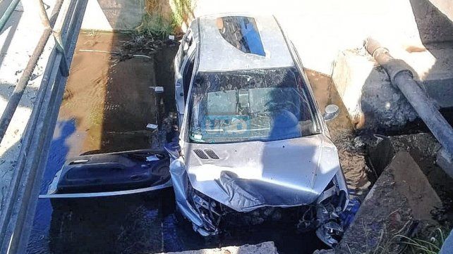 Cayó de un puente y sufrió lesiones, al esquivar un peatón