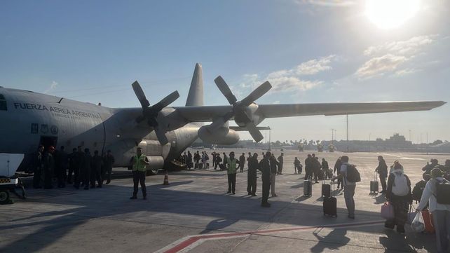 El primer grupo de argentinos repatriados de Israel voló en un avión Hércules c-130 del aeropuerto de Tel Aviv a Roma
