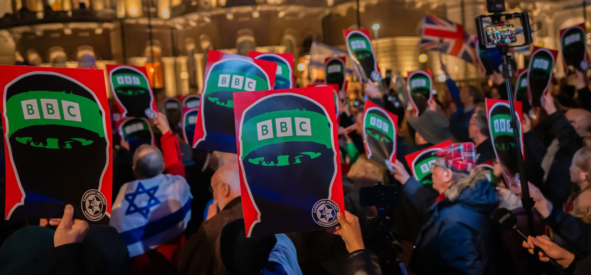 La gente se manifiesta frente a la BBC después de que se supo que el hijo de un alto ministro de Hamas apareció en un documental, Londres, Reino Unido. Fotografía: Lab Ky Mo/Sopa/Shutterstock La gente se manifiesta frente a la BBC después de que se supo que el hijo de un alto ministro de Hamas apareció en un documental, Londres, Reino Unido. Fotografía: Lab Ky Mo/Sopa/Shutterstock