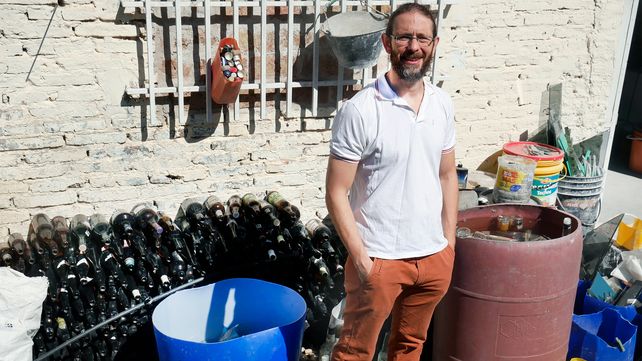 Es ingeniero industrial y recicla vidrio para transformarlo en piezas de diseño