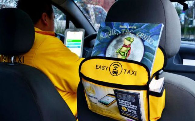 La aplicación consiste en solicitar una taxi mediante el celular.