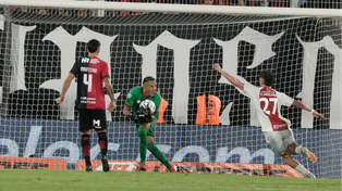 Keylor Navas se aferra a la pelota en un ataque de Argentinos. El arquero lleva 12 partidos en Newell’s.&nbsp;