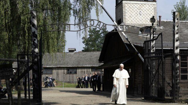 El papa Francisco pidió perdón por tanta crueldad al visitar el campo de exterminio Auschwitz