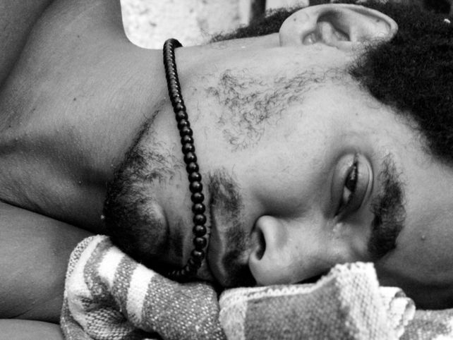 El disidente y artista cubano durante la última huelga de hambre en su casa. Fue sustraído por la policía y llevado a un hospital a la fuerza.&nbsp;