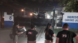 Personal de la Policía de Investigaciones trabaja en el&nbsp; acceso del Frigorífico Coto baleado anoche.&nbsp;