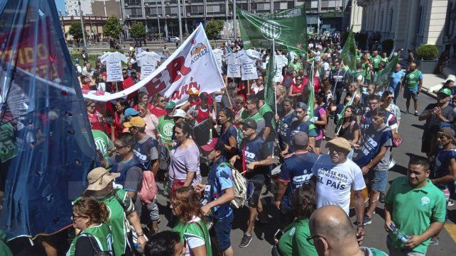 El paro y movilización de CGT y CTA se replica en Paraná: Más que un llamado a la lucha