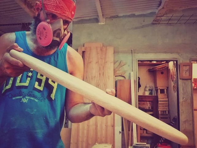 El shaper tratando con cariño la madera que se convertirá en un skate.&nbsp;