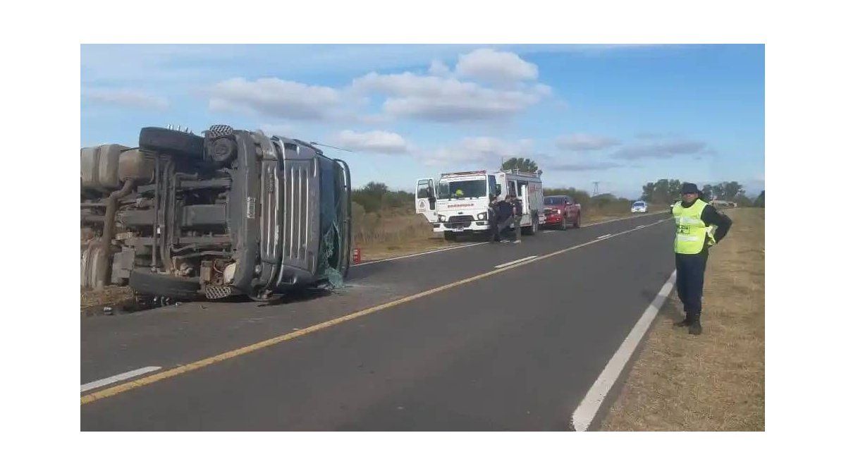 Tres personas hospitalizadas tras el vuelco de un camión en la Ruta 12