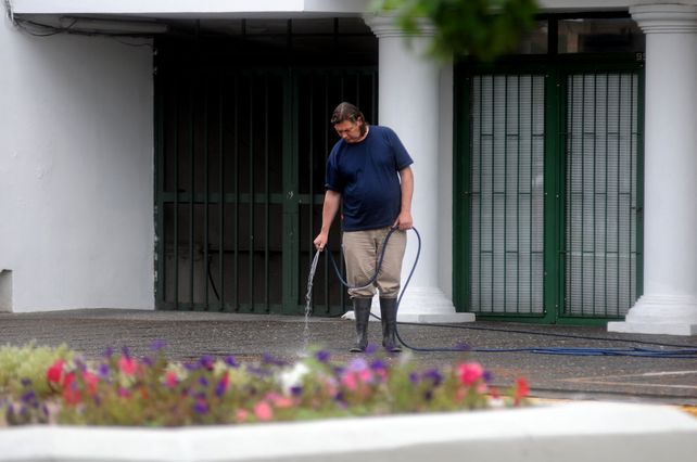 Se agregó un nuevo día permitido para lavar las veredas en la ciudad