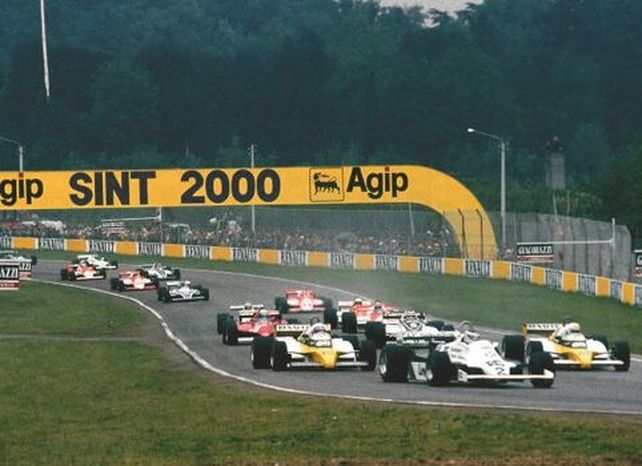 Carlos Reutemann conteniendo a los Renault en el inicio del primer GP de San Marino de la historia.