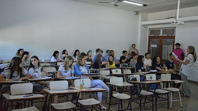Defensa. Las alumnas del instituto secundario San José de Crespo junto a la profesora de Historia